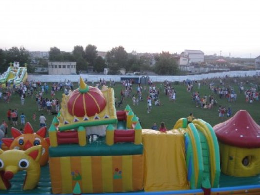 Stadionul din Năvodari, plin de mascote şi lăutari